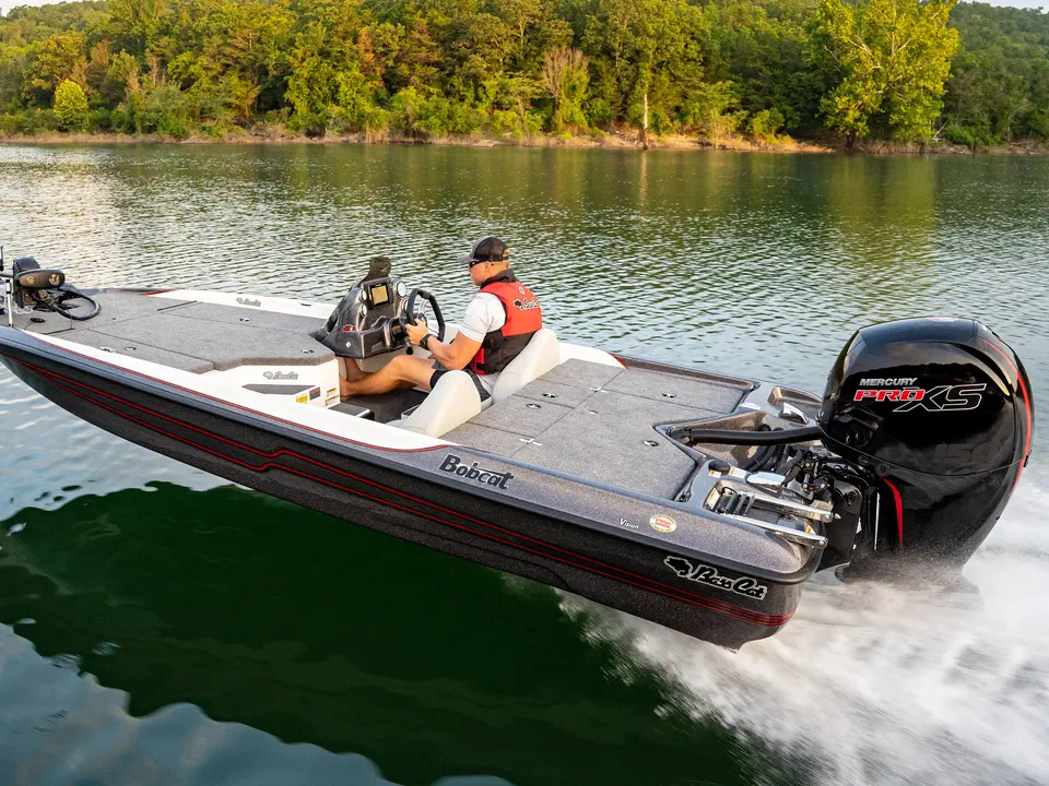 Bass boat BassCat à pleine vitesse