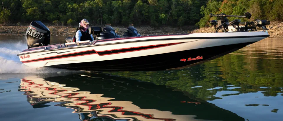 Bass boat BassCat en navigation