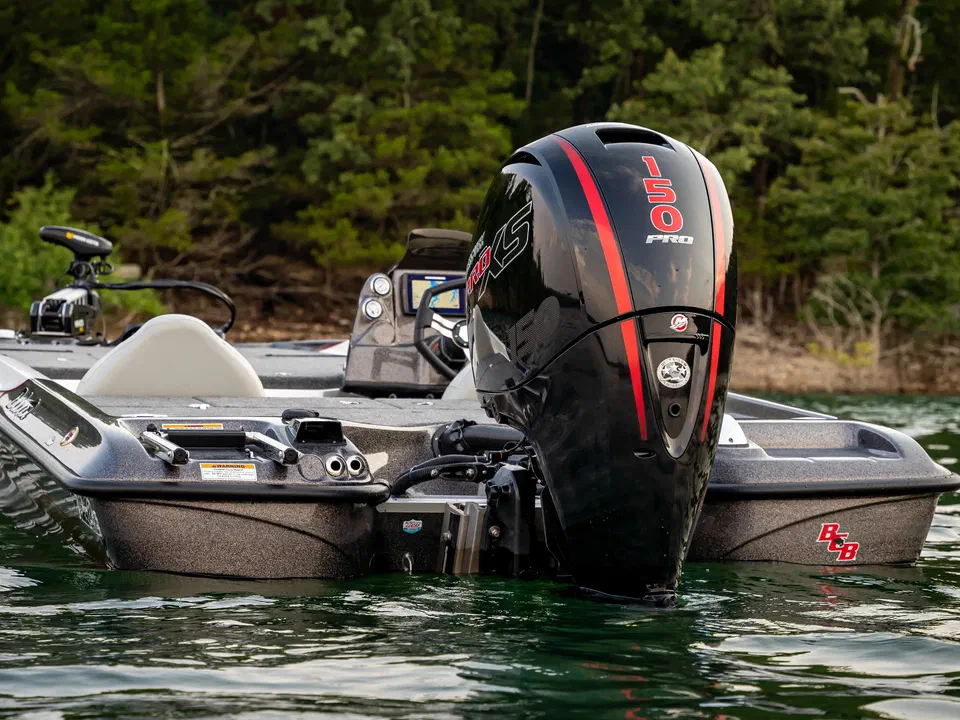 Bass boat équipé d’un moteur Mercury 150 Pro XS