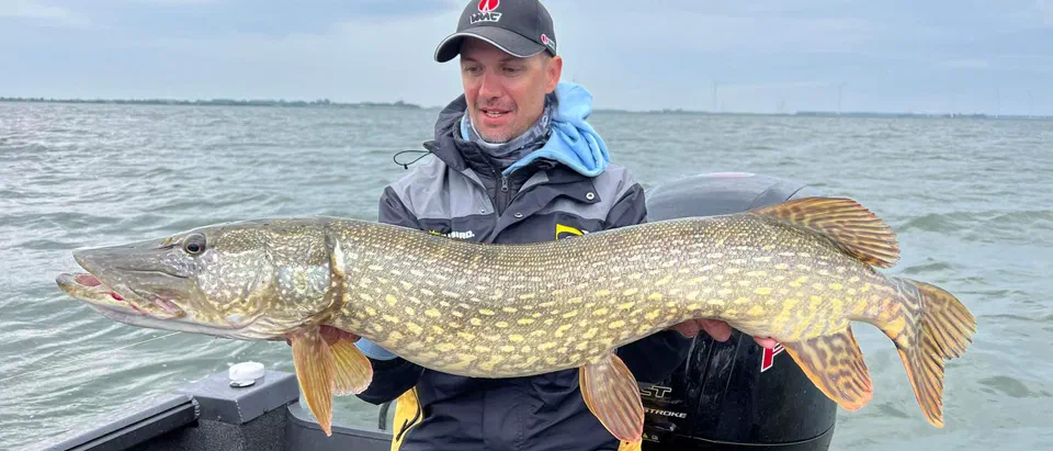 Un brochet pêché à bord d’un bateau Providence Boating