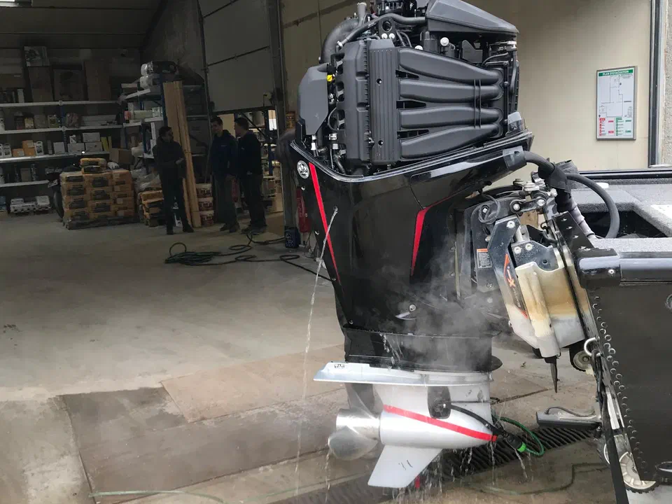 Moteur Mercury en cours d’entretien dans notre atelier