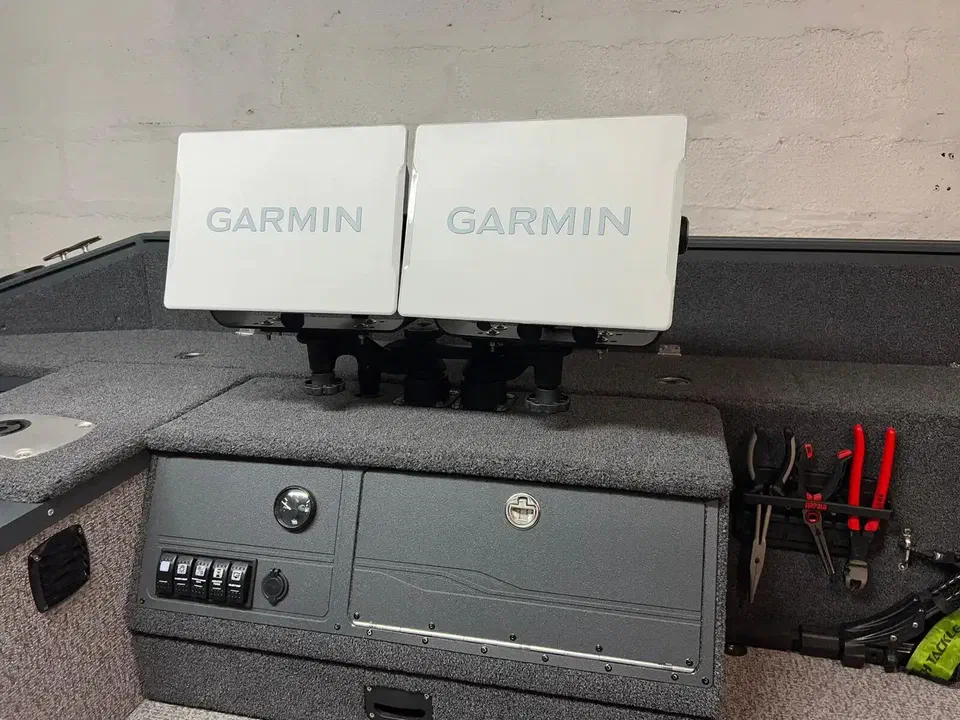 Écrans Garmin installés sur la console d’un bateau